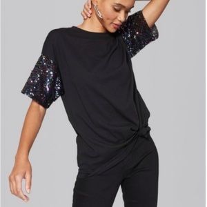 Knotted Black t-shirt with sequins sleeves